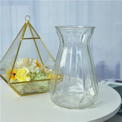 Priehľadná sklenená váza