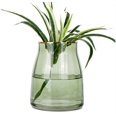 Sklenená váza na jedálenský stôl