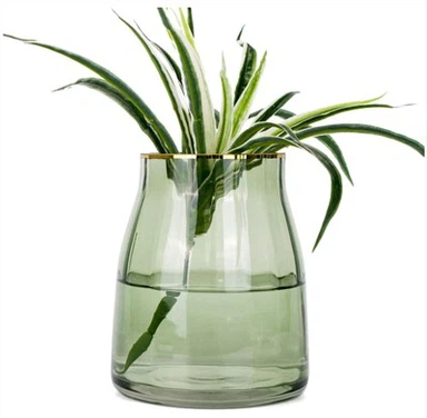 Sklenená váza na jedálenský stôl