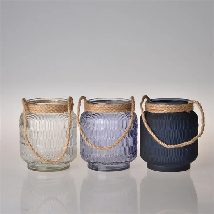 Svietnik na vázu so slamenou rukoväťou