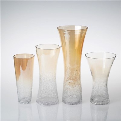 Vysoká chudá váza s kvetmi