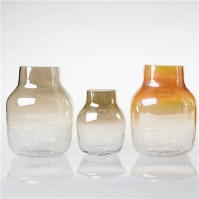 Vázy z jantárového skla
