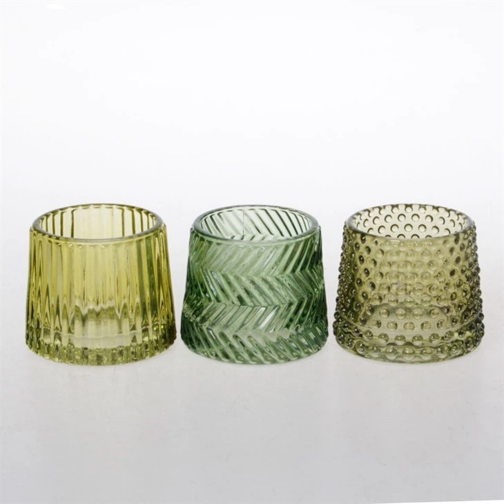 Žlté stredné sklenené svietniky